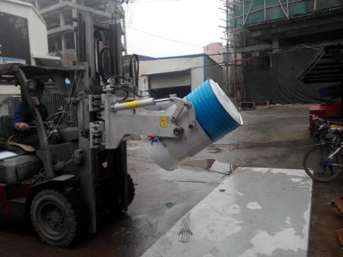 Sklopná svěrka bubnu o 180 °