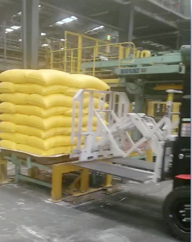 Při manipulaci s hnojivem používejte vysokozdvižný vozík