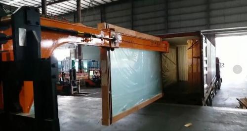 Hydraulický manipulátor skla