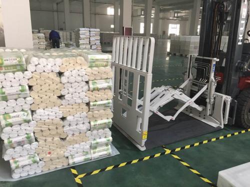 Nudle pro manipulaci s přídavným zařízením pro vysokozdvižný vozík