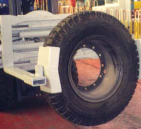 Nasuňte svorku pneumatiky na vidlice